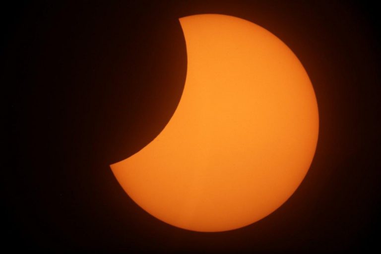 Сфотографировал солнечное затмение через телескоп