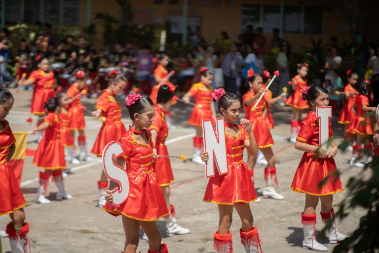 Филиппинский школьный праздник, детские соревнования, награждения